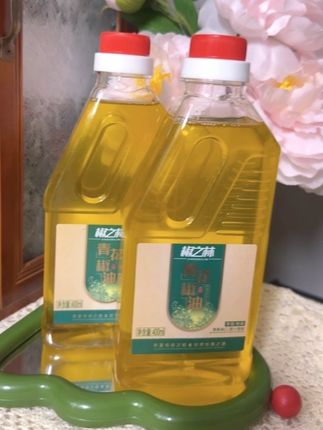 四川青花椒油 四川本地老手艺榨的青花椒油,开瓶就飘鲜麻香。拌凉菜、淋面条、炒川菜都能加,鲜麻味儿直窜舌尖。瓶小方便囤,做菜添这一勺,地道川味立马有!#四川青花椒油#厨房好物#烹饪好物#太香了#好东西一起分享