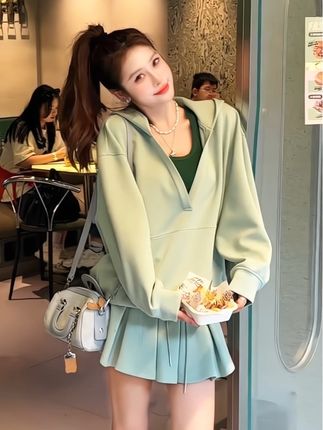时光冲散了年华,却将那些美好瞬间打磨的愈加璀璨 #高级感穿搭 #时尚套装 #学院风穿搭 #辣妹穿搭