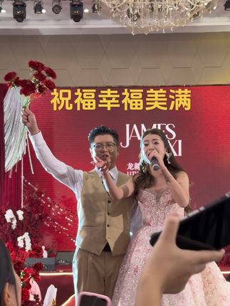 美丽低调的新娘,没有戴过多的饰品,也不收大家红包,开心大方的和宾客们互动#顺德婚礼不收红包#婚礼现场 #囍 @顺德马骝妹