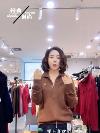 女人喜欢买衣服是因为这是最低成本的爱自己,穿上喜欢的衣服能找到快乐,让自己更加自信,是一种不断的自我取悦,希望每个女性都能自信且自爱。#纬尔飞羊毛衫#实体店女装#爱自己爱穿搭