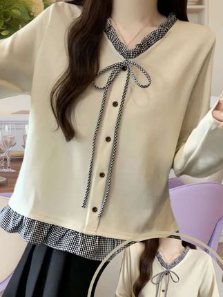 宽松舒适的假两件给你不一样的穿着感受! 嗨,姐妹们,刚刚挖到了一款非常漂亮的衬衫,它版型宽松胖妹妹也可以穿出时尚感,面料柔软亲肤穿着特别舒服,百搭好驾驭不挑人,不管是胖妹妹还是瘦妹妹都可以轻松驾驭,谁穿谁好看,喜欢的姐妹不要错过哦! #大码女装#宽松版型#遮肉显瘦#秋季新品 #谁穿谁好看系列 #假两件衬衫