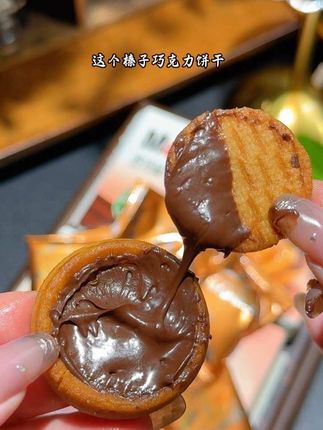 #零食推荐 饼干酥脆,巧克力酱多到溢出,入口醇香丝滑还带点微苦,一点都不腻,库存不多,价格这么划算,刷到有货赶紧冲#夹心饼干 #太好吃了 #休闲零食 #追剧小零食