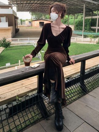 #穿搭 #ootd穿搭 #每日分享#连衣裙#丝绒连衣裙 @抖加🔥上热门🔥dou+🔥热点宝