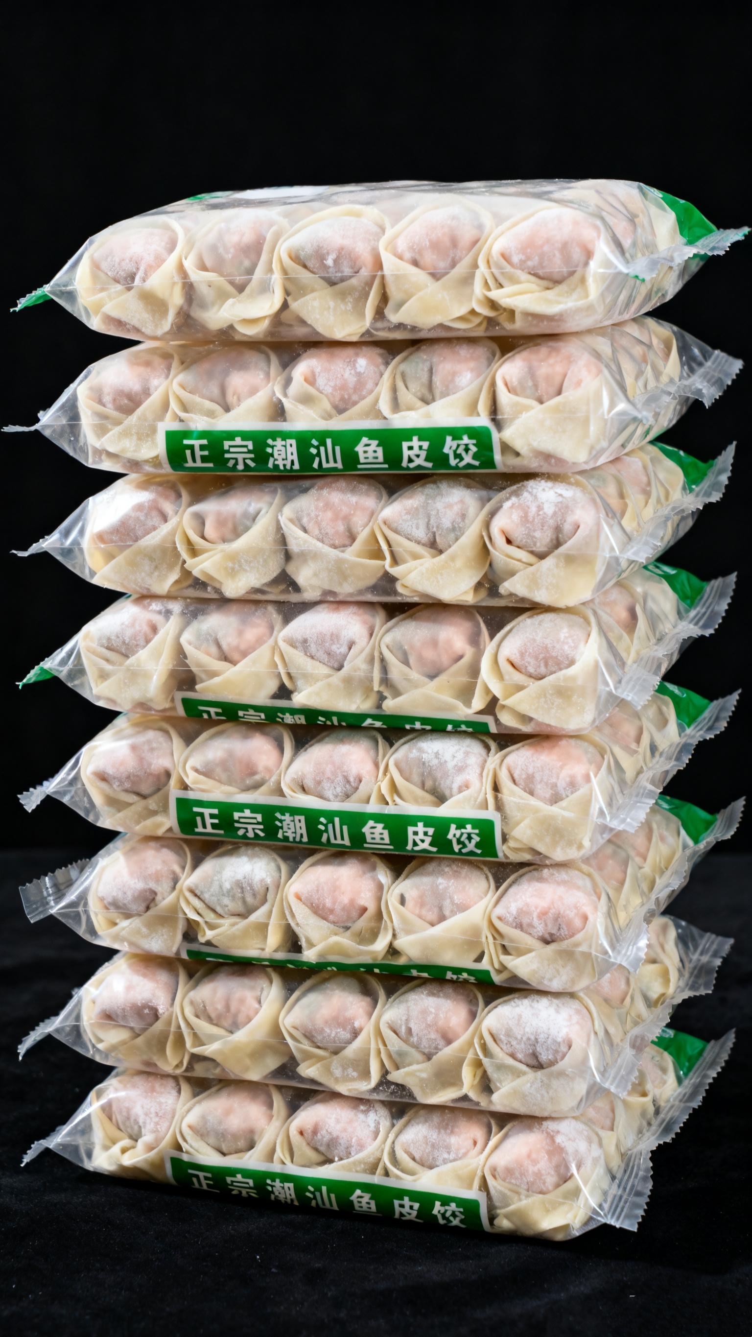手工鱼皮卷+猪肉水饺,老味道太馋人。一口鲜到潮汕!手工鱼皮卷+猪肉水饺,老味道太馋人 精选鲜猪肉剁馅,搭配潮汕传统鱼皮,手工擀制的鱼皮卷弹韧透光,猪肉水饺皮薄馅足。咬开瞬间肉汁迸发,鱼鲜与肉香交织,还原地道潮汕风味。无需复杂烹饪,水煮几分钟就鲜香扑鼻,家常餐桌或待客都超合适! #潮汕美食 #手工美食 #传统小吃 #家常美味 #地方特色美食