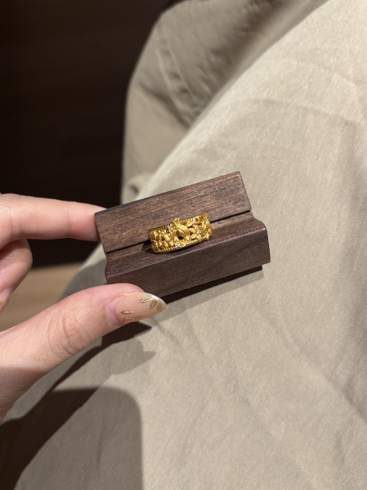 承蒙厚爱 戴上了喜鹊登梅戒指#海上罗孚喜鹊登梅戒指