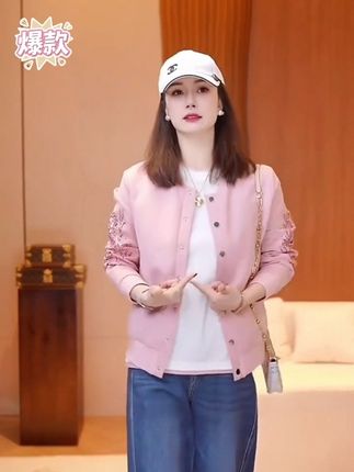 #创作灵感 #每日推荐 姐妹们,这件衣服真的太好看了,你们看一下这个细节!它是一个桑蚕丝的料子,而且上面全部都是重工烫钻的设计,特别漂亮。