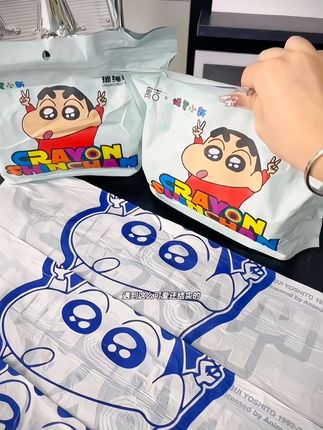 啊啊啊这个蜡笔小新的垃圾袋太可爱了吧,而且每一个上面都有一个蜡笔小新,这哪个小仙女能拒绝,还是加宽加粗的抽绳设计不勒手也不脏手,免撕的用一个抽一个就很方便,好看又结实的垃圾袋闭眼冲!#垃圾袋 #蜡笔小新#蜡笔小新的存在就是治愈 #免撕垃圾袋 #结实耐用