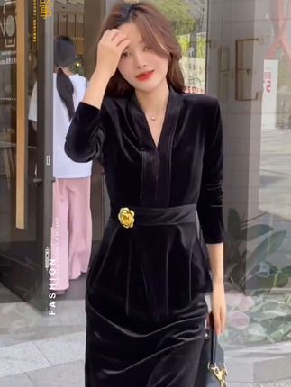 秋季丝绒套装(带胸针)V领显瘦上衣开叉半身裙两件套#高级感穿搭 #丝绒半裙套装 #气质减龄穿搭 #气质优雅女人味