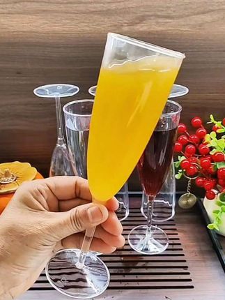 #香槟杯 用它喝杯红酒喝杯饮料都很不错,加厚加硬跟玻璃杯一样通透,招待客人很上档次#杯子控#红酒杯#高脚杯#一次性香槟杯