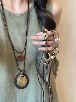 这条羽毛项链真的太适合秋冬叠戴了,它就是那种新中式禅意的感觉,特别好看!而且它是这种长款的,可以搭各种衣服,像我们平时穿个卫衣或者毛衣啥的都能配得上。关键是它还很有民族风,不管是出去旅游还是拍照打卡都很合适,喜欢的朋友赶紧入手吧#创作灵感 #时尚饰品 #首饰佩戴 #好物推荐🔥 @DOU+上热门