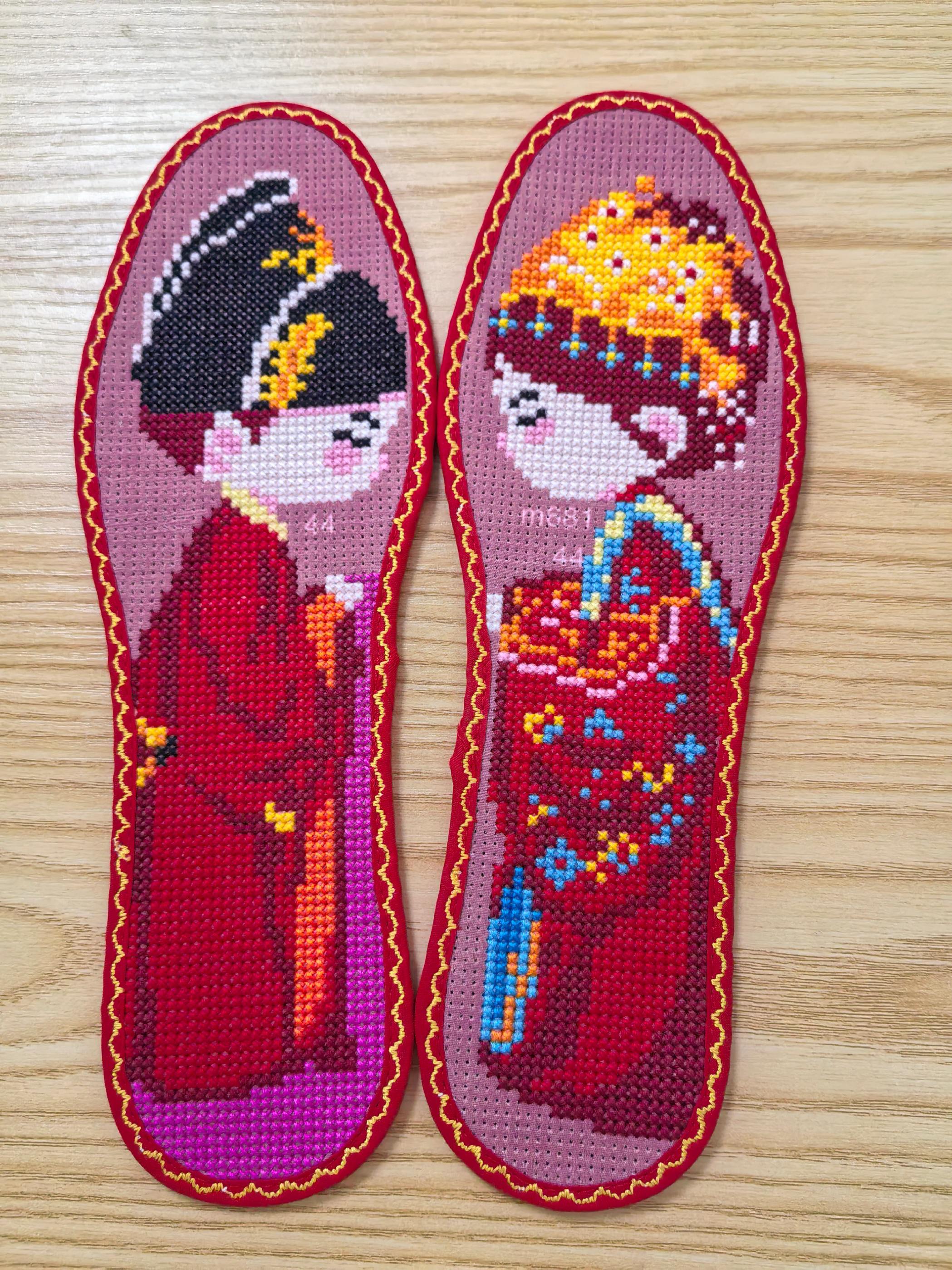一起来绣婚庆款。#弘简艺#手工鞋垫#十字绣鞋垫#热门#喜欢就关注我吧