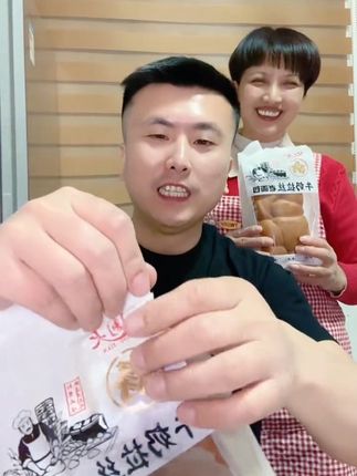 姐妹们快看这个老面包!它真的太松软了,吃起来就是小时候的味道,入口绵软细腻,奶香味十足,而且特别新鲜,都是现做现发的。面包超级蓬松,像云朵一样柔软,还能拉丝呢~早餐来一个超满足!这个是短保15天的牛奶拉丝老面包,手撕着吃更过瘾#快乐的时光