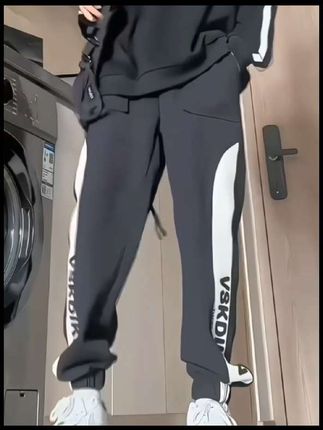 #创作灵感 潮牌卫裤男款秋冬季加绒加厚青少年重磅裤子束脚裤大码运动工装裤#潮流穿搭 #百搭时尚#工装裤#时尚潮流
