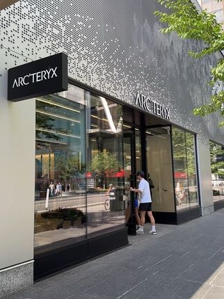 主播到加拿大始祖鸟专卖店了 马上开播 有喜欢7月新品的朋友们蹲住我的直播间 一会儿见#Arcteryx#加拿大始祖鸟#Kraggsl#阿童木hood#GammaHoody