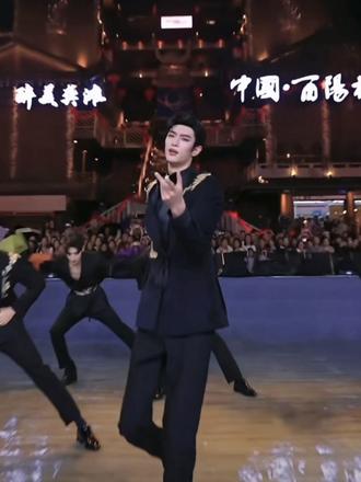 龙浩天x404K联动 @龙浩天🐲 (4.10中午12点生日庆) 大家快去跟老师一起庆生
@晚秋🍁
#龙浩天生日 #打call跳舞 #帅炸全场的舞蹈 #男团太棒了 #404K