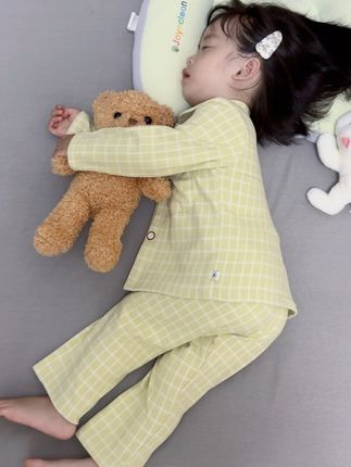 后来我有了一个小朋友 平淡的日子也开始泛着光 两颗心笨拙又真诚的彼此靠近 尽管有一百次不如意的时刻和一千次的哭泣 但现在我更想活在爱她的时光里 然后加倍的给予她更多更多的爱 我那众多的愿望里 只剩下她能健康快乐的 #我的女孩👧🏻 #陪你长大 #儿童家居服