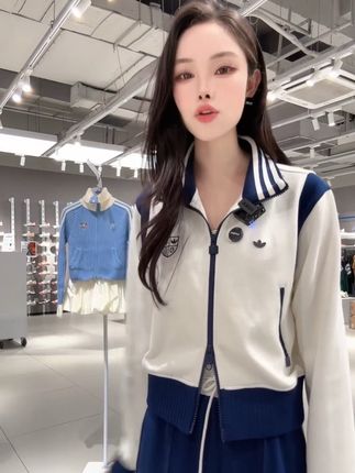 被惊艳到!这款蓝白运动套装太绝了 为什么大家都在抢这款?直播间现场演示,看完你也会下单! #运动套装 #时尚穿搭 #蓝白配色 #秋季新款