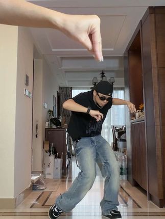 她说在家这样能玩一天#JUUN丝滑震感舞挑战 #popping #卡点 #配合的不错 #抖音潮流舞蹈大赛