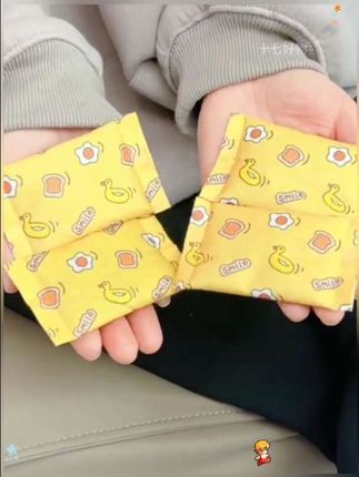 天冷了,公主们快来抢这个不用充电的暖手宝!打开几秒钟就发热,出门的时候你可以把它揣兜里,或者放在口袋里,它能持续发热十个小时,这个冬天再也不怕冻手了。#卡通暖手宝#学生手握式迷你小巧暖手宝