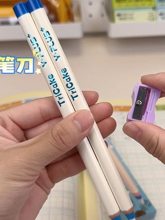 Y-PLUS新出的笔形橡皮,居然把橡皮放进了笔杆里,不管是擦偏旁、擦字母、还是擦音调都可以做到精准擦拭,都不会蹭到旁边的字,真的方便了#笔形橡皮#橡皮擦#橡皮笔#文具安利