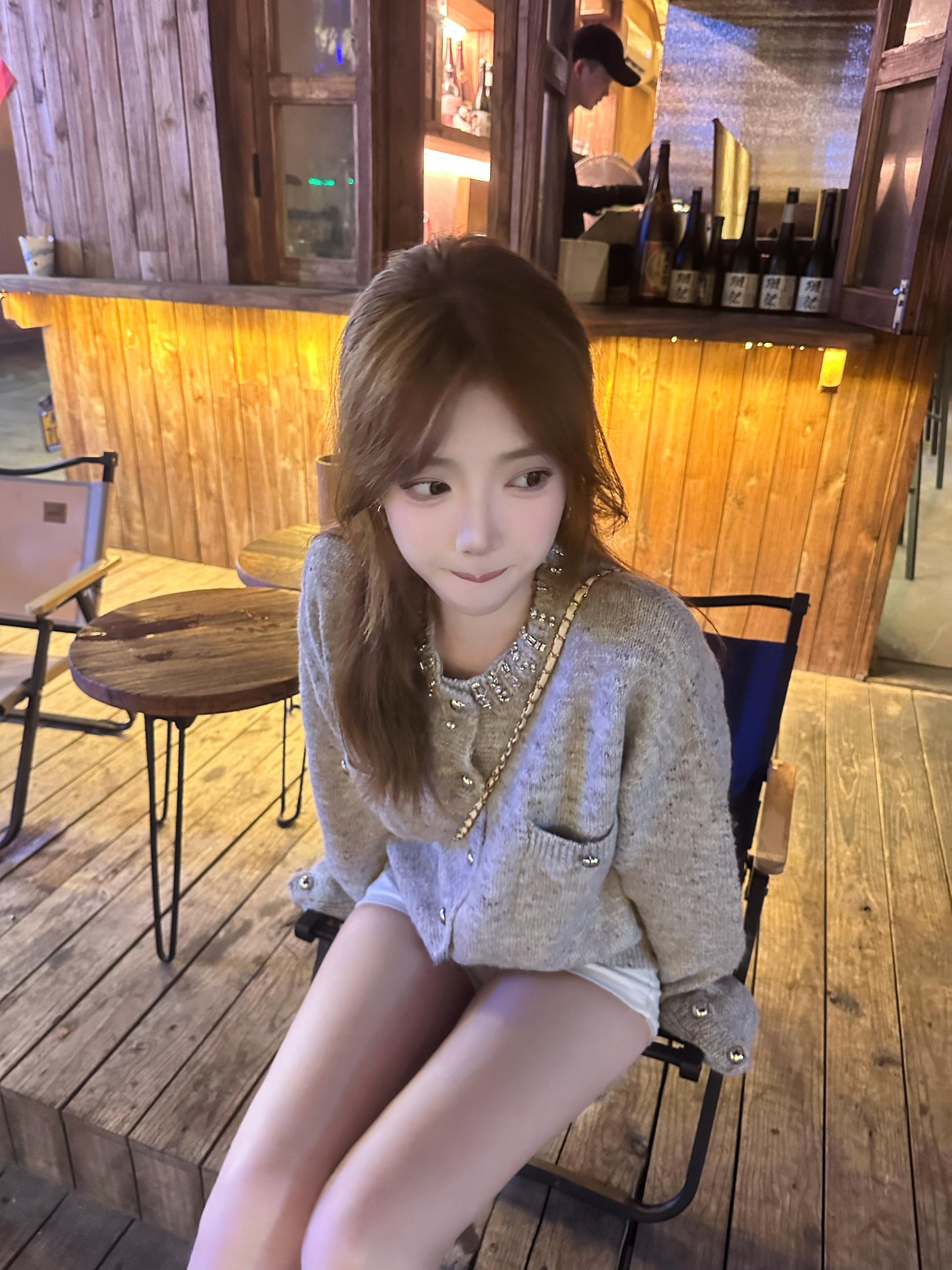 你似乎更偏爱我的泪 我的忧愁 我的歇斯底里 所以你才总是犯错 总是一错再错