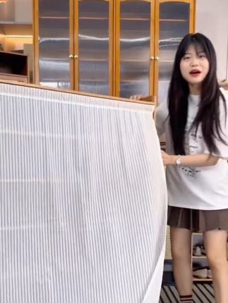 家里鞋子太多没地方放怎么办?试试这个多层防尘鞋柜,它容量很大,可以放下几十双鞋,而且还不占地方,把它摆在门口、客厅都很合适,有了它,再也不用担心鞋子乱丢的问题了。