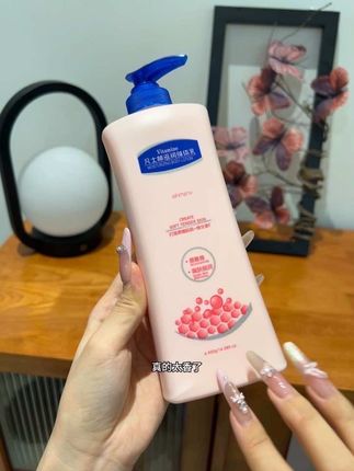 一到冬天身体就干燥,起皮疙疙瘩瘩的一定要实施这个凡士林的身体乳,抹上滋润不油腻,太好用了!