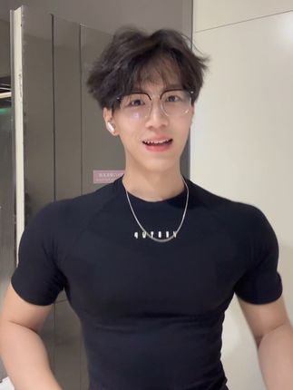 微微辣!#微微辣 #宽肩窄腰#理想型 #男妈妈 #健身日常