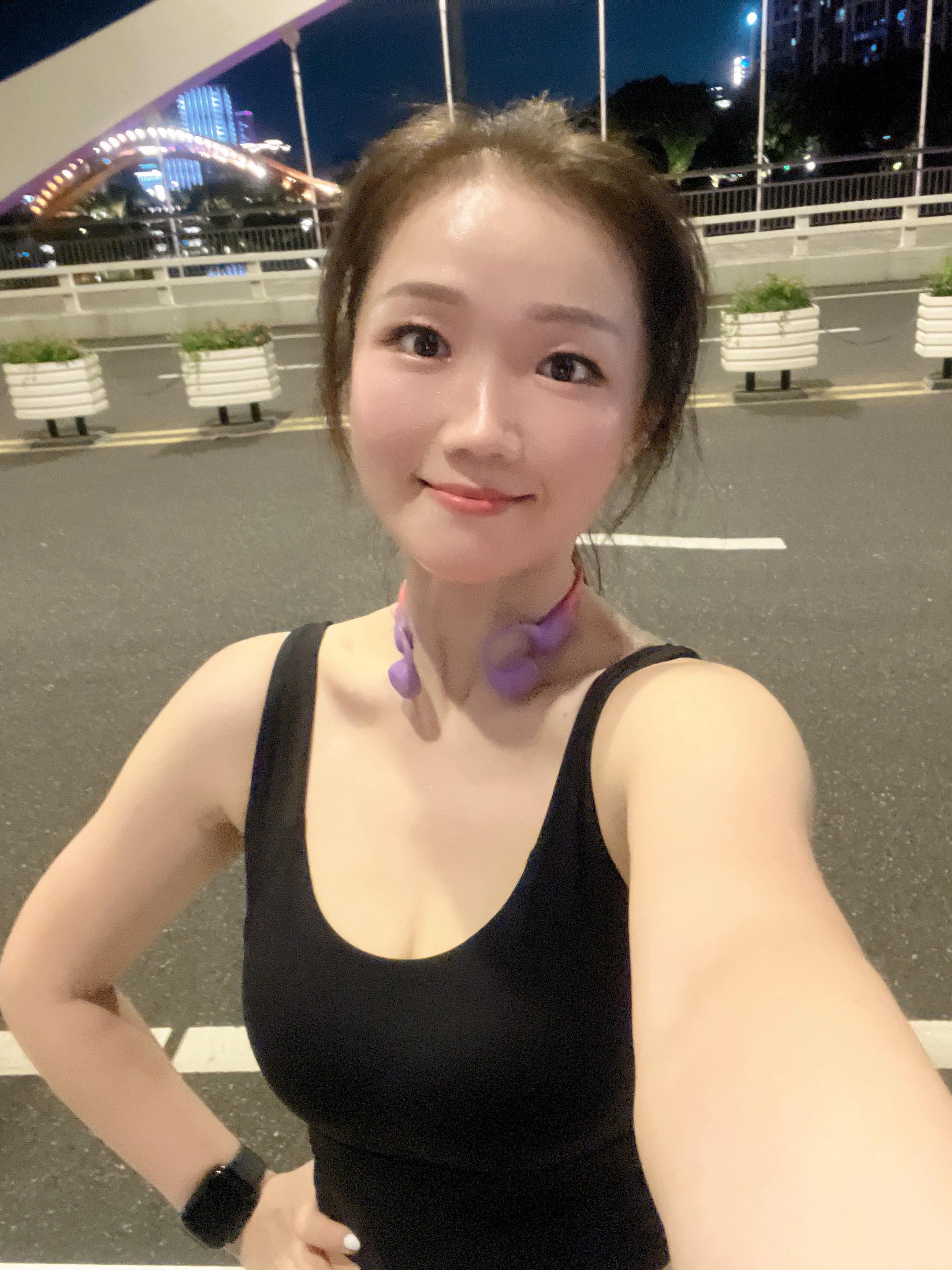 “坚持跑步本身就是一道光,照亮自己,也温暖他人!”#跑步 #运动女孩 #杭州马拉松