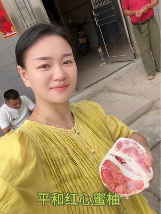 婆婆不舒服今天刚好星期六带安宝来看看奶奶。大叔一到乡下就吃柚子,我们家柚子水分多,甜,一家人都爱吃,公公说,柚子吃的停不下来,太好吃了😋#福建平和红心蜜柚