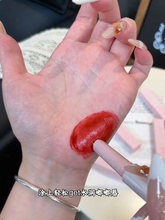 我勒个豆,这么水润的吗?这还是固体唇蜜哦!上嘴就是这种水水润润的感觉,嫩的可以掐出水了,嘴巴一整个变得很饱满,像果冻一样,真的不要太嫩了。姐妹们快来试试吧!#MULOO唇蜜 #muloo固体唇蜜 #平价彩妆 #美妆 #唇釉推荐