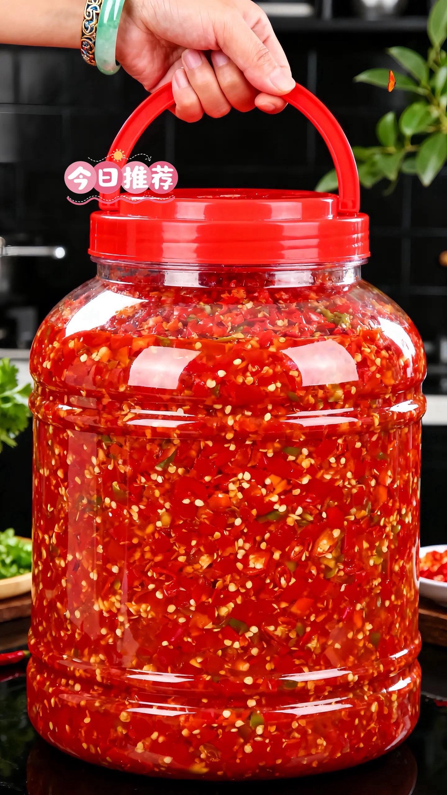 贵州剁椒,简直是餐桌上的灵魂调味品!贵州剁椒俗称糟辣椒。它的颜色红亮鲜艳,选用新鲜红辣椒剁制而成,而且因为在制作过程中经过了发酵,所以还有一种醇厚的发酵香味,闻起来,有一股独特的酸味和浓郁的辣椒香交织在一起,酸香开胃,光是闻着就让人忍不住流口水,不管是用来炒菜,还是做剁椒鱼头,或者是下面条夹馒头,都非常美味!#剁椒 #贵州美食特产 #糟辣椒 #剁椒鱼头 #超便宜超划算