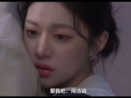 《爱情怎么翻译》
“爱我吧,周浩镇,像我爱你一样爱我”
这个片段超级吸引我
“我把痛苦当成玩笑讲,直到有人含着泪抱住了我”
在看这部剧之前,我先是对这个剧名起了兴趣,爱情可以翻译吗?如果可以翻译的话,又应该要怎么翻译呢?
看第一集的时候,我就觉得周浩镇的身份真的非常符合这个剧名,一名精通多国语言的翻译官会怎么翻译爱情。
后面全部看完了,原来此“翻译”并非语言上的翻译,而是一种对拧巴的人的爱的理解,我一下就悟了,但说它是语言上的“翻译”也无可厚非,对于周浩镇来说,车茂熙的对于自己的爱的语言,比世界上最难的语言还要难理解,是都拉美担当了车茂熙和周浩镇之间的翻译官,推进了两人的关系。
感觉周浩镇这个翻译官的身份和剧名有一种巧妙的联系,看完让人恍然大悟、赞不绝口。
之前看到一个文案,“沟通本来就是一件很复杂的事情,你以为是两个人,实际上是六个人,我,我以为的我,你以为的我,你,你以为的你,我以为的你”在看完这部剧之后,我对这段话有了更深的认识,或者说是更加感同身受了,很多时候我们都会词不达意,所以我们需要聆听,需要翻译对方的语言。
“世界上有多少人就有多少种语言,每个人都使用着自己的语言,所以会相互不理解、曲解对方,甚至会口出狂言”
#爱情怎么翻译 #金宣虎 #高允真 #总会被文字打动 #热门