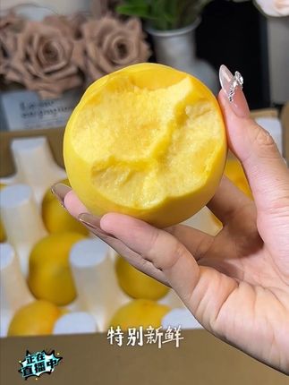 这可不是普通的黄桃,它是来自山东蜜桃之都蒙阴的芒果蜂蜜油桃,一年就只吃这两个月,错过真的要再等一年!刚收到的时候是脆的,放几天就是软糯香甜的口感,而且它的果肉特别细腻,没有纤维感,一口下去满嘴爆汁,真的巨好吃,喜欢吃的朋友一定要尝一尝。#优质水果 #新鲜采摘 #芒果蜜桃 #脆甜多汁 #油桃