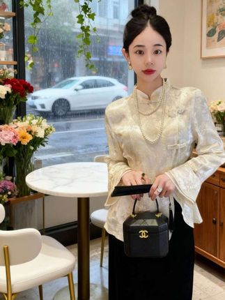 新中式国风复古盘扣白色提花衬衫女款高级感上衣长袖 当东方盘扣邂逅现代剪裁,一件衬衫便成了行走的国风诗行。精选白色提花面料,肌理间藏着细腻的东方美学,长袖设计利落显气质,恰到好处的版型悄然收束身形,让显瘦与高级感无需刻意。日常通勤搭西裤,是职场里的雅致风骨;周末配半身裙,又成了江南烟雨中的温柔剪影,每一处细节都在诉说不费力的时髦。#早秋穿搭公式来了 #早秋冷冽又随性的气质穿搭 #国庆穿搭这就开始预备了 #秋季清冷感白月光穿搭 #复古风穿搭 @抖加🔥上热门🔥dou+🔥热点宝 @抖音小助手 @DOU+小助手