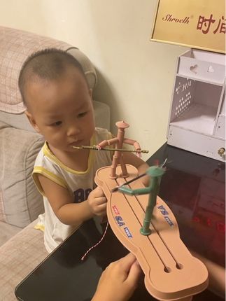 2岁半宝宝和四年级哥哥竹节人对战#亲子互动 #亲子游戏 #双人游戏