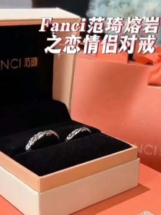 从来不觉得戒指是一个很必要的装饰品 直到有一条深深的戒痕出现在他手上 才发觉是相爱的痕迹 #男友礼物 #女友礼物  #情侣对戒#礼物#双十一