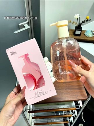 家人们!谁懂啊!这瓶「时空旅者」洗发水也太香了吧!比我那瓶四位数的香水还好闻!油头、扁塌、头屑多的姐妹真的可以闭眼入!之前一百多的时候我没舍得买,现在这价格简直了,直接惊掉我下巴!它可不是普通洗发水,清洁+保湿+留香+护发+防断,五效合一!里面加了黑野因果植物精粹和银离子,温和清洁不伤头皮,还能养发质,都是有检测报告的真本事!每次洗完头发又蓬松又顺滑,一梳到底不打结,香氛还能持续一整天~现在380ml一大瓶,能用好久!姐妹们这价格真的不冲说不过去,赶紧的!#时空旅者 #防断发洗发水 #控油洗发水 #留香洗发水 #洗发水推荐
