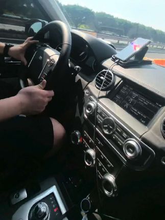 路虎发现四,这种出行方式你们可否接受,开着路虎发现四去旅行,是一种怎样的体验?当把座椅放平,车内瞬间变身成专属的移动小窝。宽大的座椅,舒适的棕榈材质,躺上去的那一刻,仿佛所有的疲惫都被温柔接纳,惬意地享受每一段旅程。发现源自一切发现。