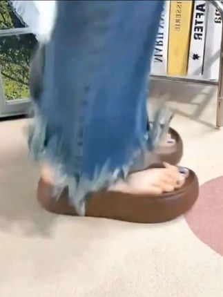 好穿又好搭不累脚的增高人字拖。 #夏季凉鞋 #好穿不累脚 #哎呦喂你鞋真好看