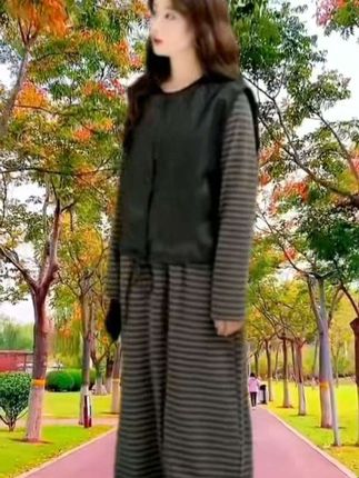 #上热门🔥 皮衣马甲条纹长款宽松连衣裙套装女2025秋季新款时尚显瘦两件套#优雅气质 #减龄气质 #穿出自己的风格 @DOU+小助手