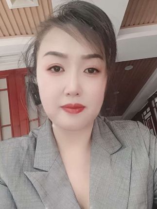 其实狗尾草为啥那么妖娆,是因为她的价值超越了哈巴狗的点头哈腰,委屈求全,以及死要面子活受罪- 狗尾草虽不起眼,却带着一身阳光的韧劲,风里摇摇晃晃,把平凡的日子活出了毛茸茸的温柔,有爱还有幸福!