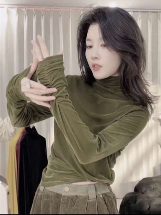 可以单穿又可以内搭的衣服,就是这件芯娇晴丝绒打底衫,小香风的设计,穿上特别显气质,而且还是高领的设计,非常适合秋冬季节穿#丝绒打底衫#百搭打底衫