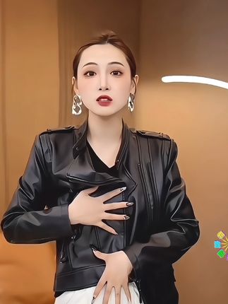 修身显瘦长袖皮夹克 #上热门 修身显瘦长袖皮夹克#皮夹克 #长袖外套#显瘦穿搭 #修身皮夹克@DOU+小助手