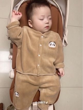整套双面绒的面料非常柔软舒服,裤子是深裆的大PP裤,穿尿裤一点也不会卡裆~#今日份小可爱已上线 #萌娃穿搭 #潮童穿搭 #宝宝秋冬穿搭 #高品质童装