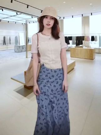 #夏季穿搭 #洋气又高级 #减龄显气质  #谁穿谁好看 #一套好的衣服可以让你不动声色的美