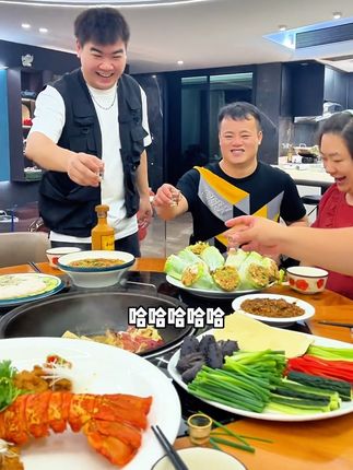 今天是南北大碰撞,吃货嘉之派用新鲜海鲜制作的海鲜肠太好吃啦#海鲜美食#嘉之派虾肠#抖音美食推荐官 #虾肠#来驾啊