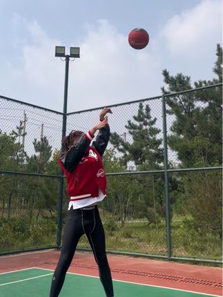 晚上该emo了@准者体育林晨耀 @准者官方旗舰店 #准者夹克#篮球#颜人中晚安 #用篮球表达心情#篮球需要沉淀