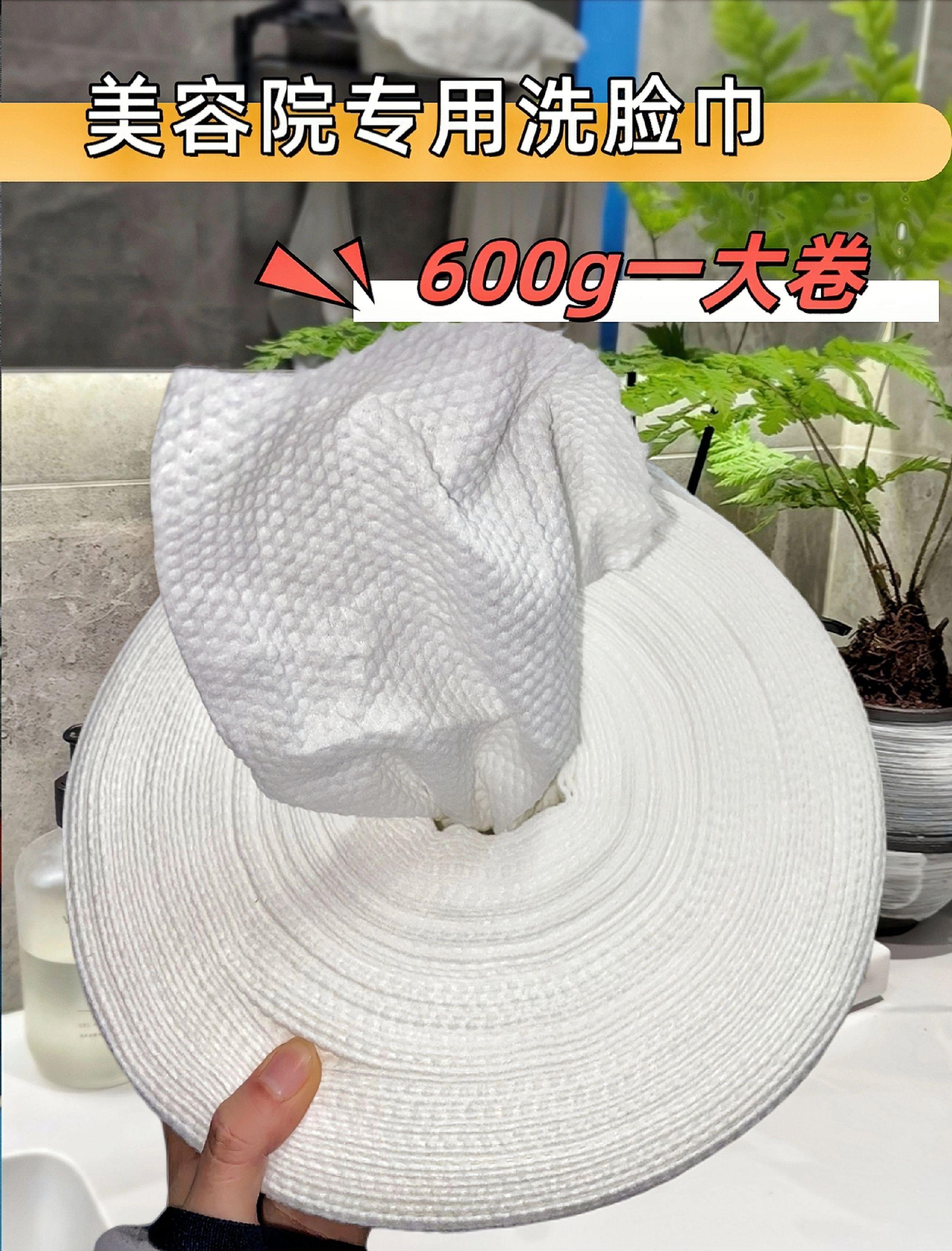 挖到洗脸巾界“巨无霸”!这尺寸真的惊到我了   第一次见卷型这么夸张的洗脸巾,拿在手里活脱脱像卷家用大卷纸,分量感直接拉满。厚度更是绝,比我之前用的普通款足足厚了三倍,上手摸得到的扎实。   展开后尺寸堪比小方巾,韧性好到随便拉扯都不容易变形,擦脸全程没掉过一根毛絮,这点真的爱了。吸水速度超快,打湿后触感更软,贴在脸上像云朵一样舒服,日常洗脸、卸淡妆都能搞定,清洁力完全够用。   最惊喜的是它的实用性,用完别急着扔,擦梳妆台、擦洗手台都超合适,一张顶两张用,性价比直接拉满!#日常用品 #居家好物 #女神必备 #质量杠杠的好