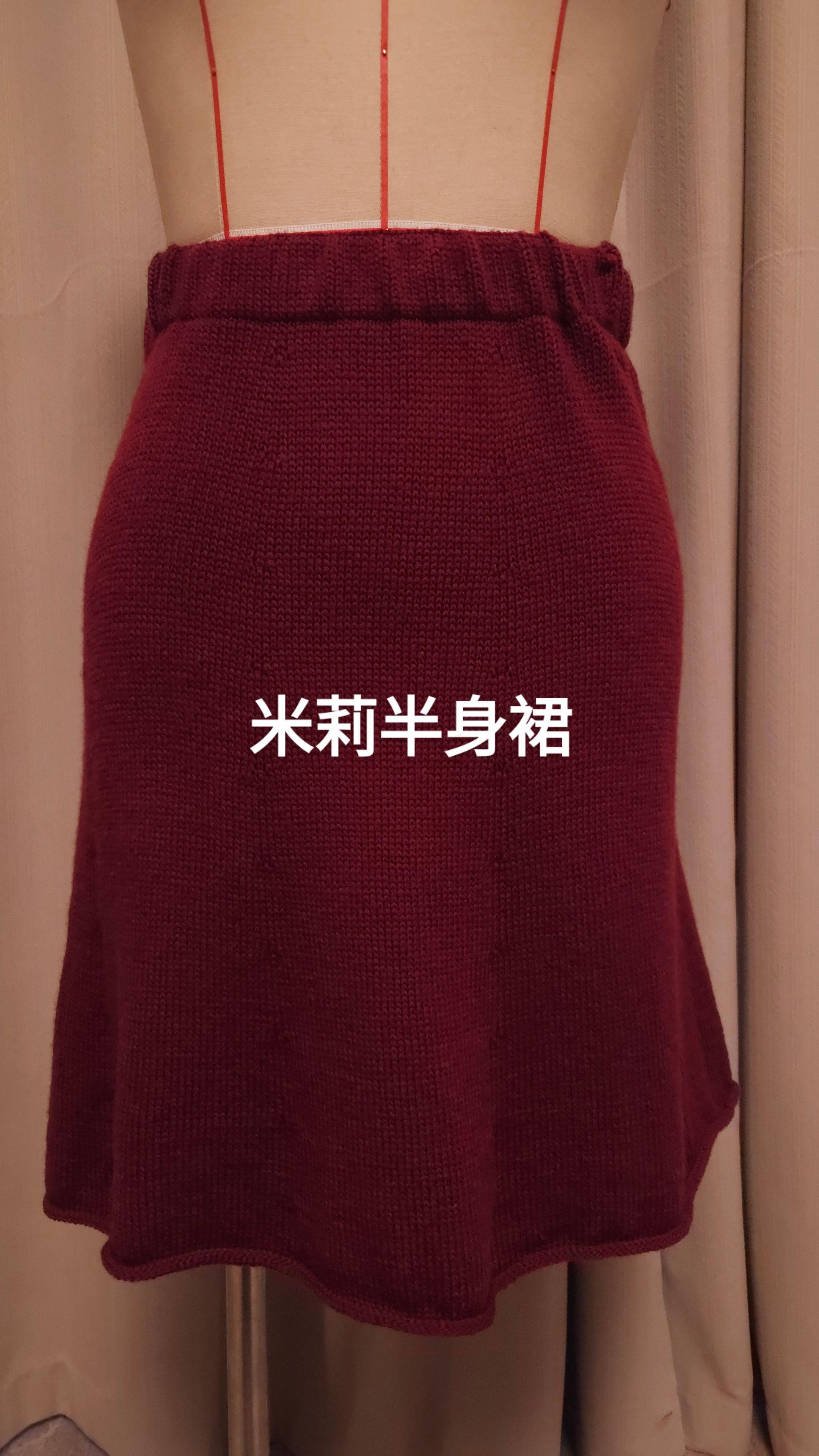 米莉套装半身裙。裙子用线是寒露100%超细羊毛线编织,棒针3.5mm ,线比原版细一些,编织针数和加针规律均有调整。这款线洗后柔软蓬松,很显温柔。 裙子简约百搭,版型不挑身材。后续会织长款裙子和毛衣,喜欢的姐妹可以尝试织下。 #手工编织 #棒针编织 #编织裙子 #半身裙